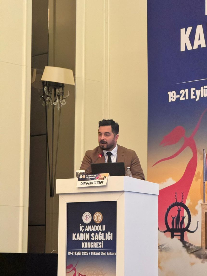 Doç. Dr. Can Ozan Ulusoy, İç Anadolu Kadın Sağlığı Kongresi'nde konuşma yaparken (Ankara, 2025)